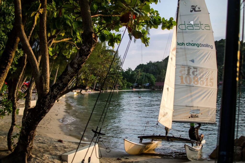 Catamaran aan het strand van Koh Chang
