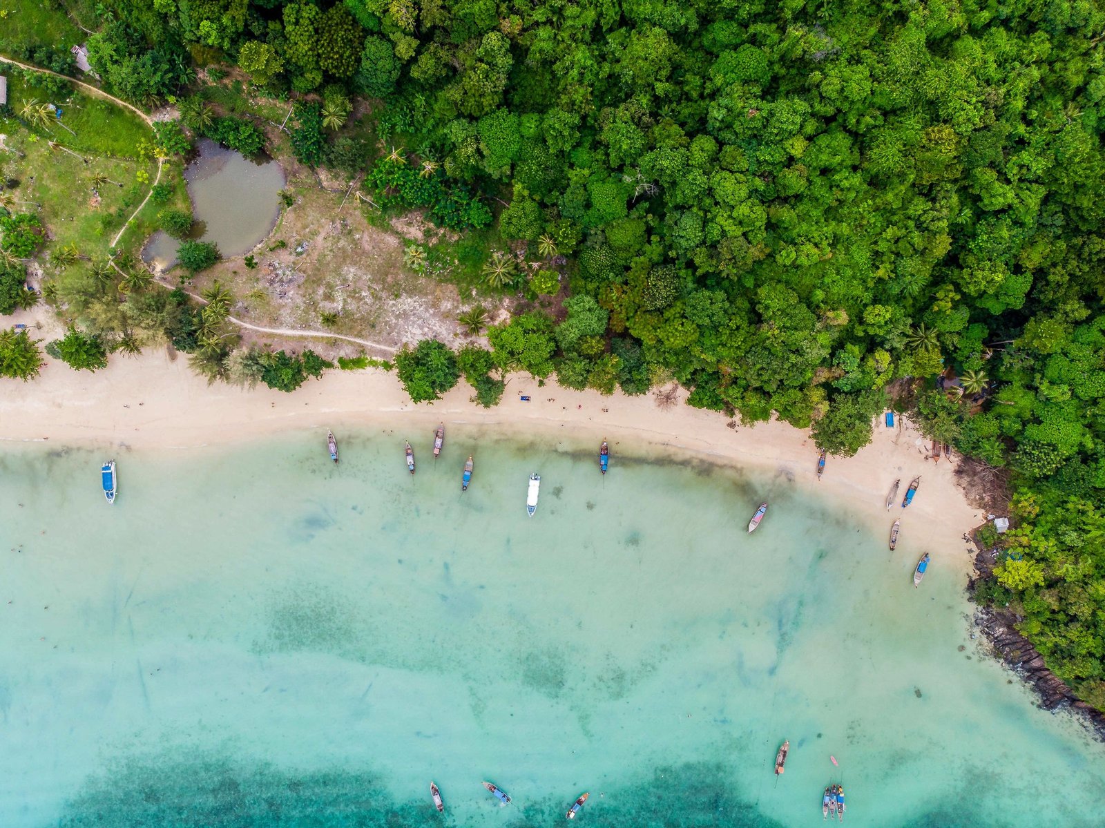 Baai in de provincie Krabi van bovenaf
