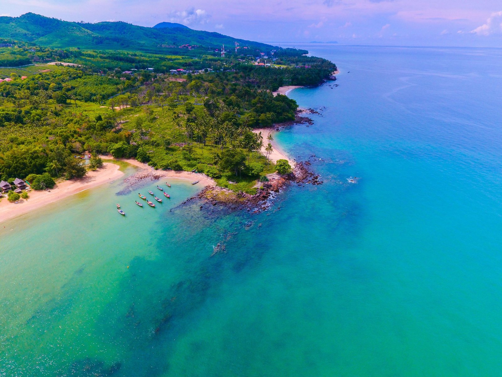 Strand en groene kust van Koh Lanta van bovenaf