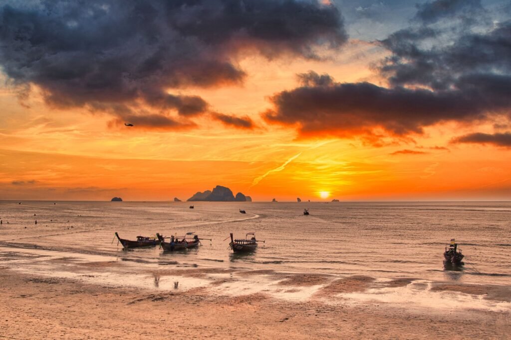 Zonsondergang met longtailboten in de provincie Krabi
