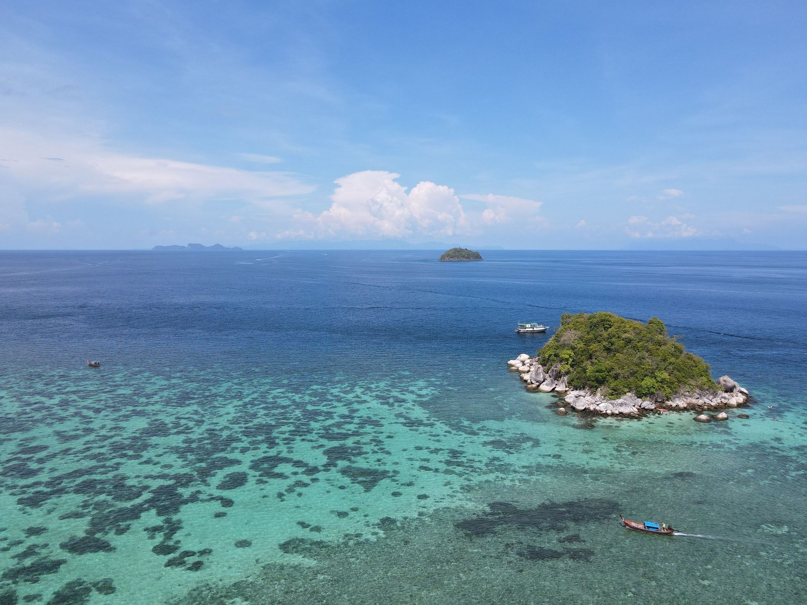 Eilandjes en rif bij Koh Lipe van bovenaf
