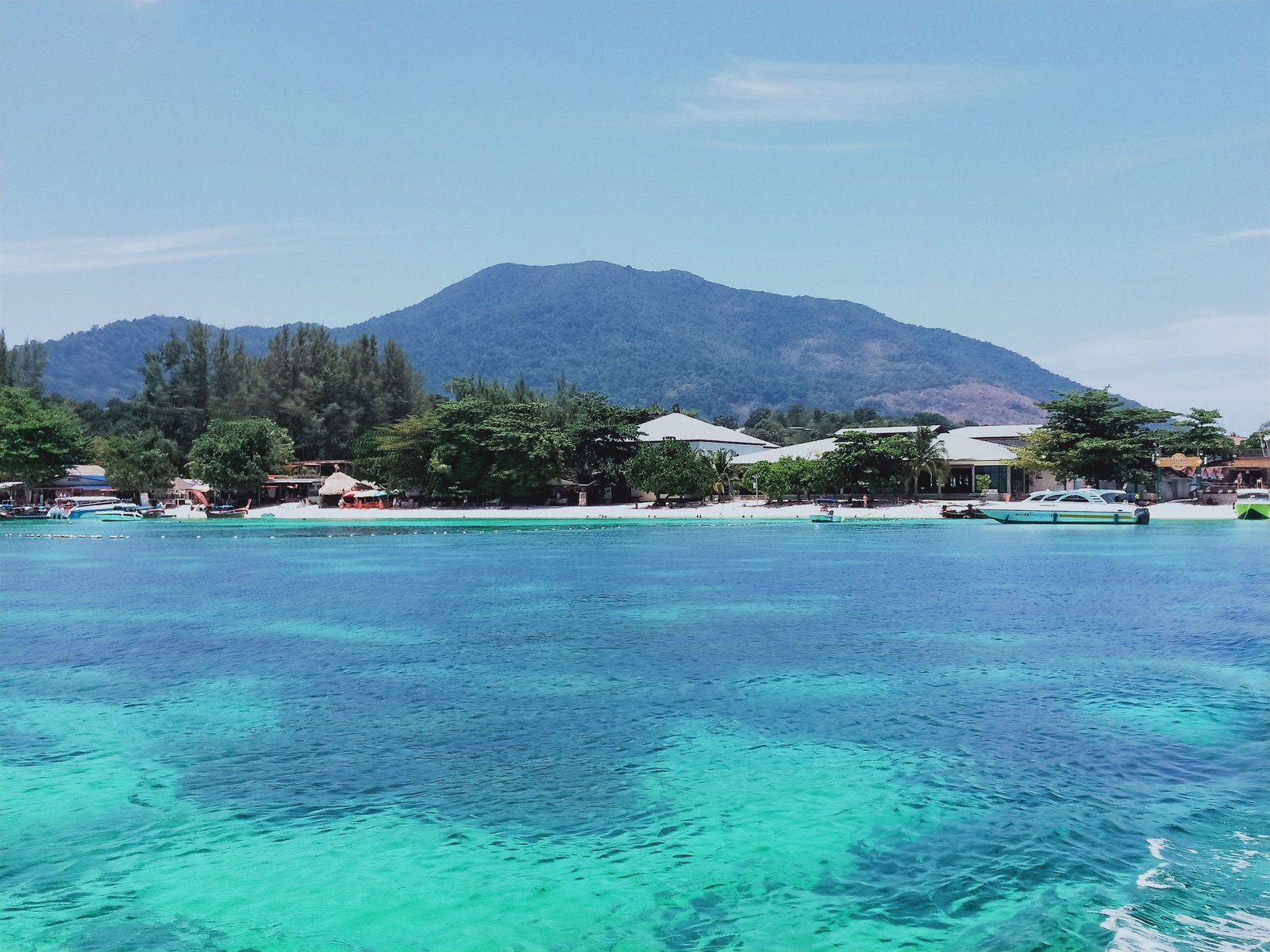 Helder water en bergen bij Koh Lipe in Satun