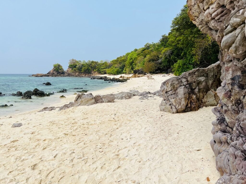 Zandstrand met rotsen bij Koh Lipe