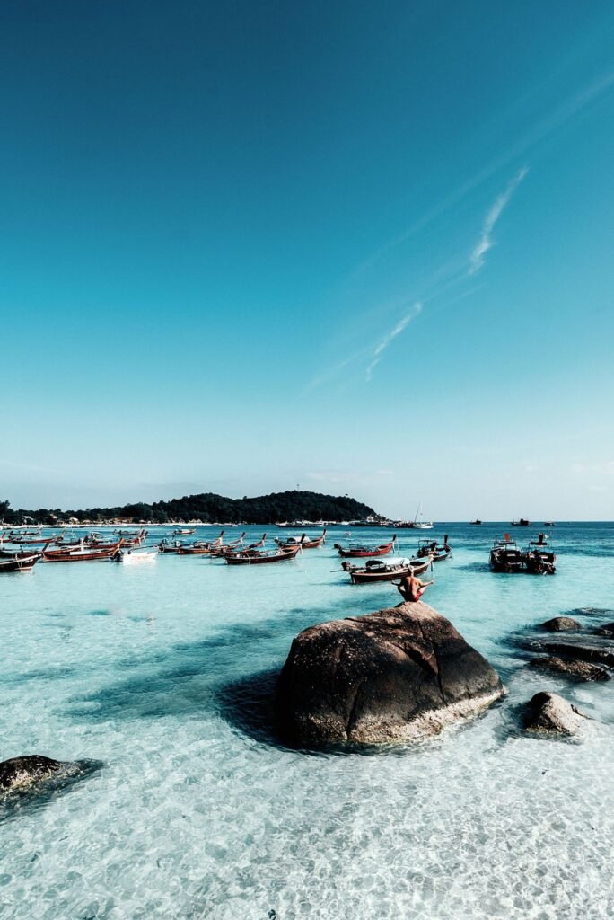 Helder water en rotsen bij Koh Lipe