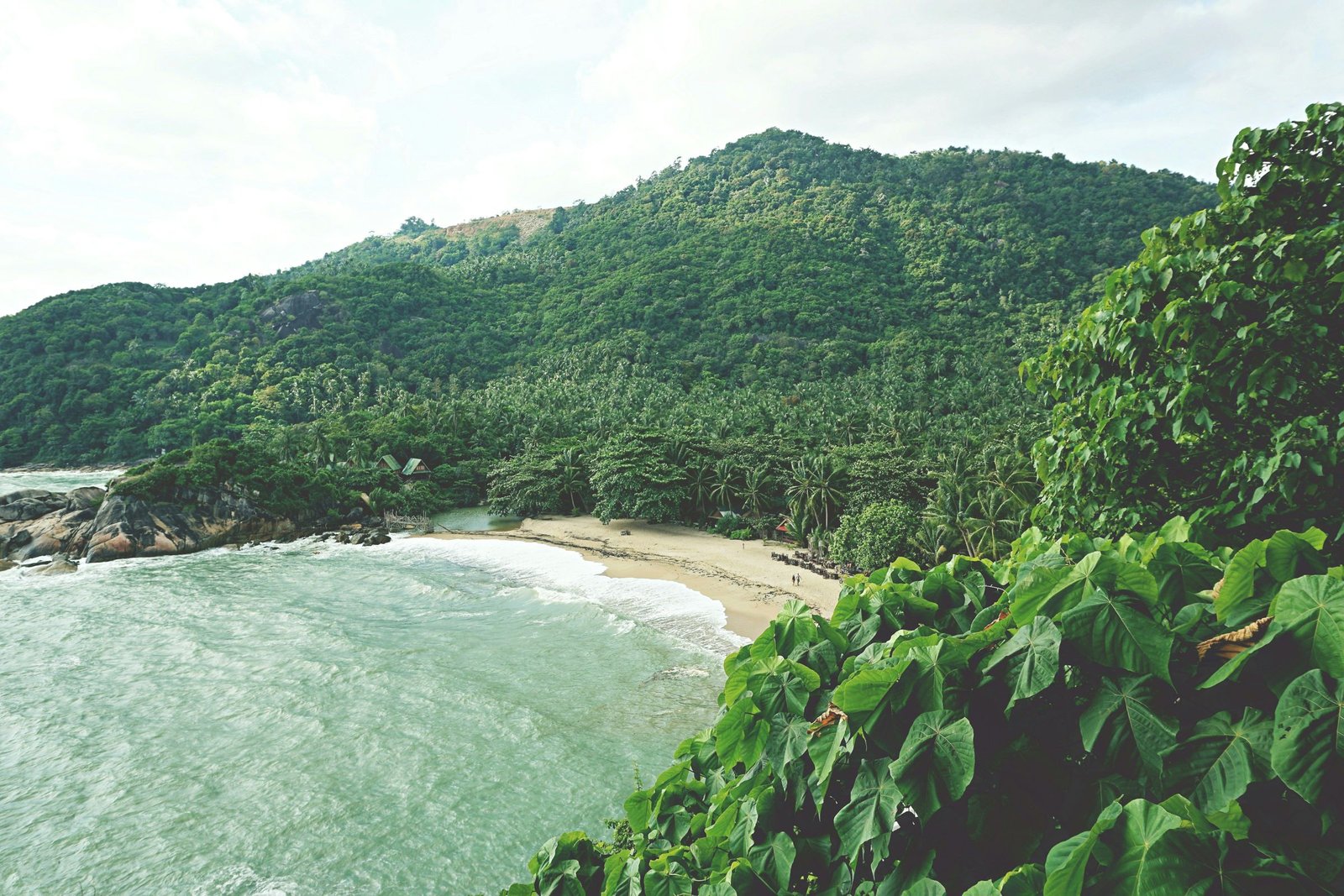 Groene baai en strand op Koh Phangan