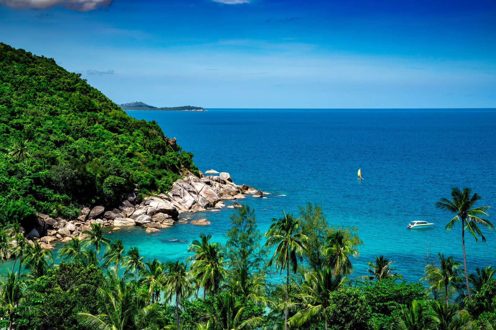 Tropische kust van Koh Samui met groene heuvels