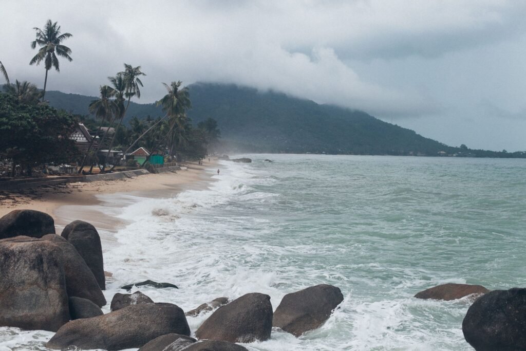 Strand met granietrotsen op Koh Samui