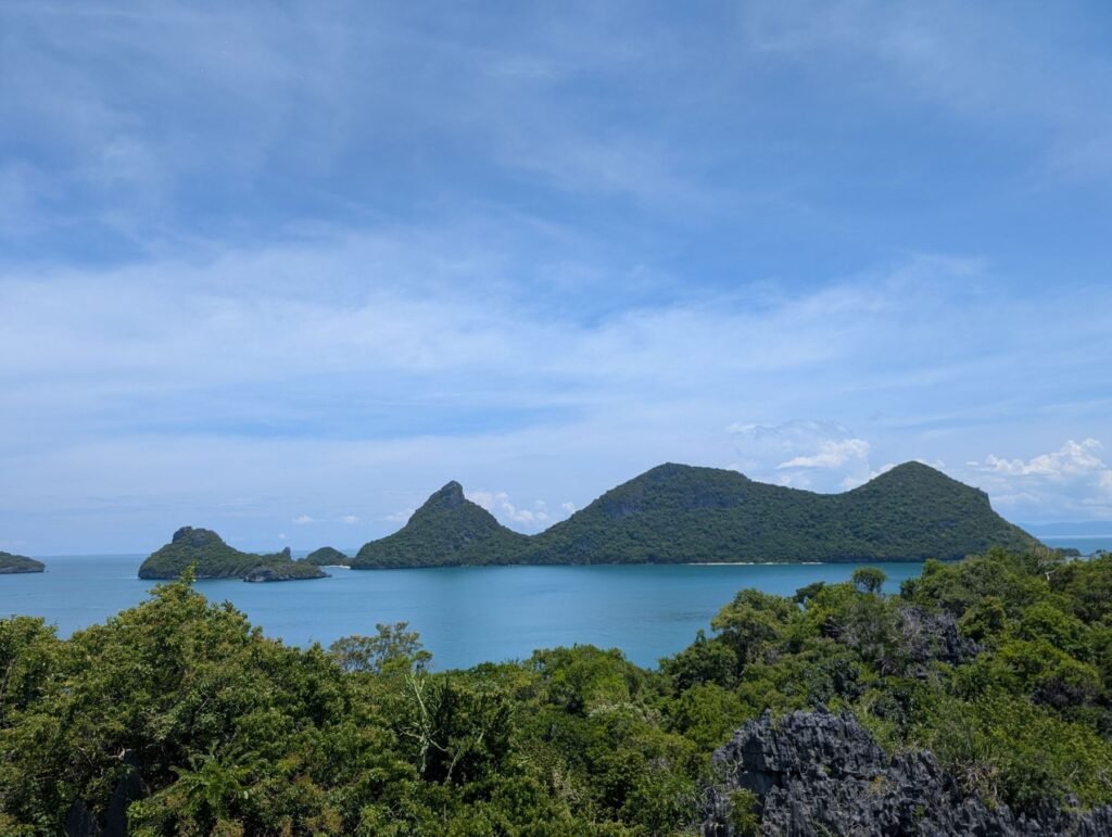 Eilanden en turquoise water in het Ang Thong Marine Park