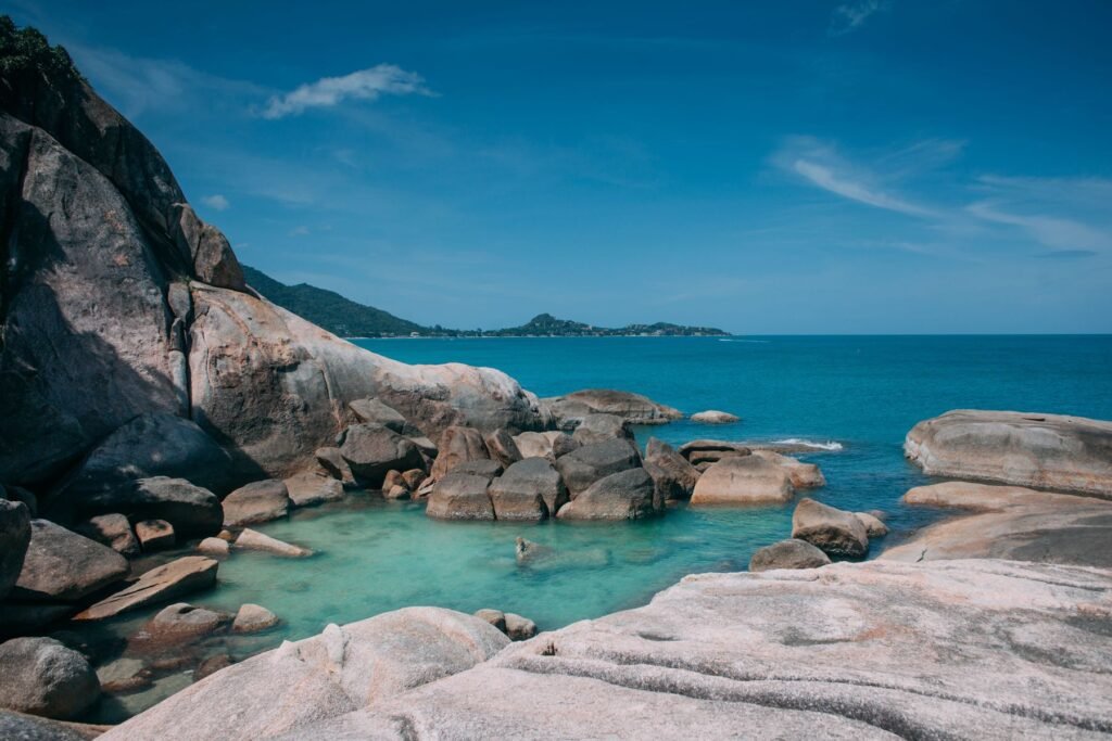 Rotsige kust met helder water op Koh Samui