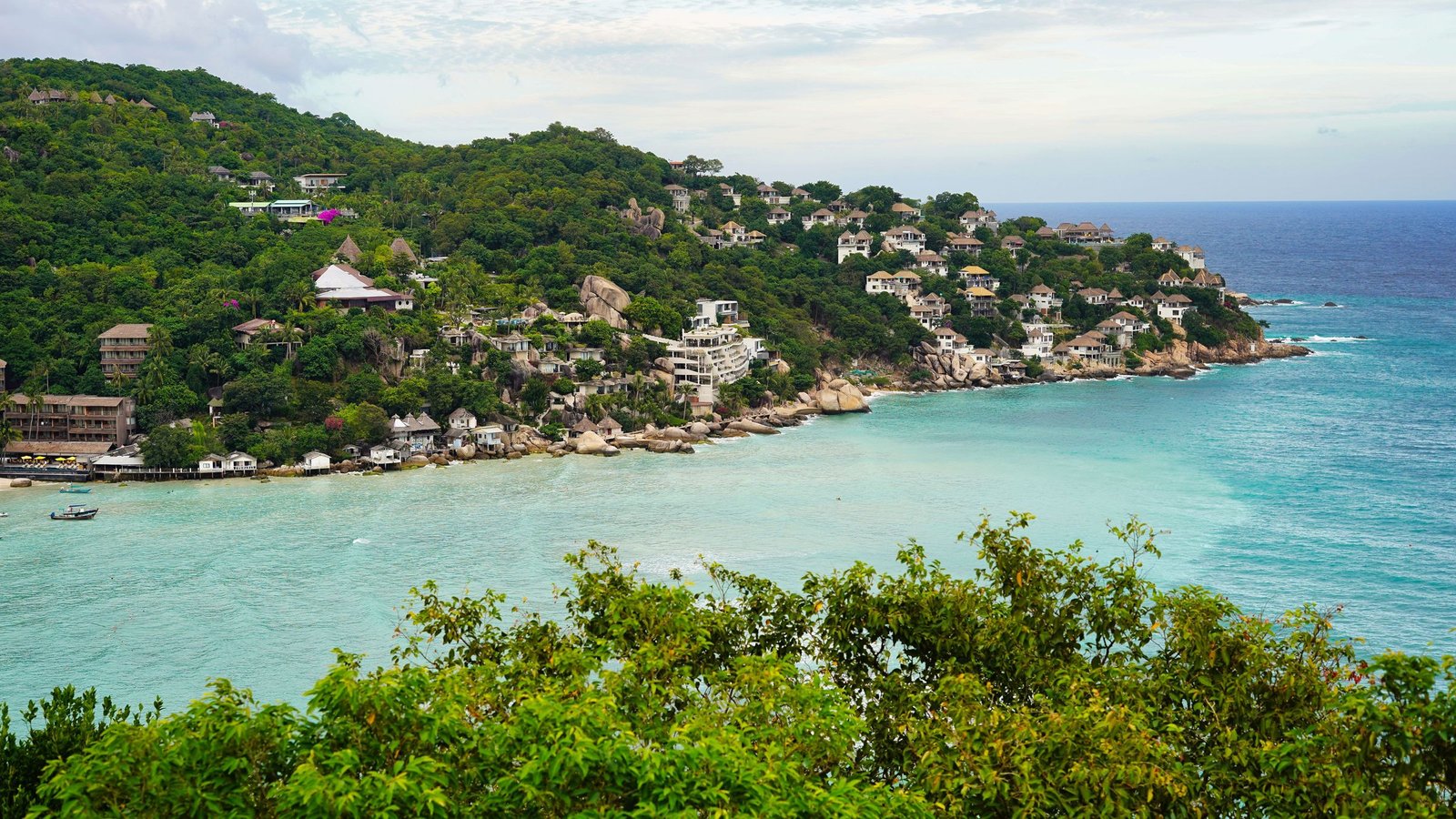 Baai met huizen tegen de heuvels van Koh Tao