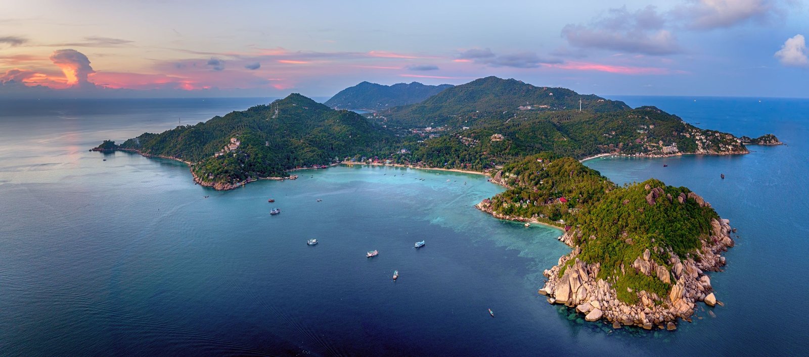 Koh Tao bij zonsondergang van bovenaf