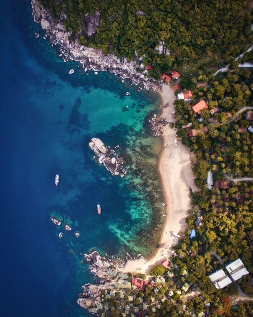 Strand en baai op Koh Tao van bovenaf