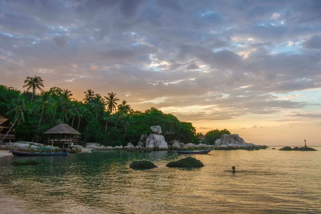 Baai op Koh Tao bij zonsondergang