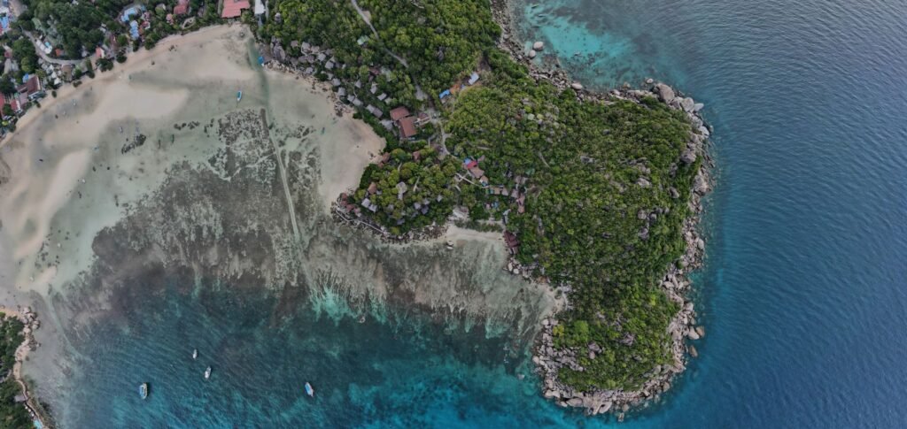 Eiland en rif bij Koh Tao van bovenaf