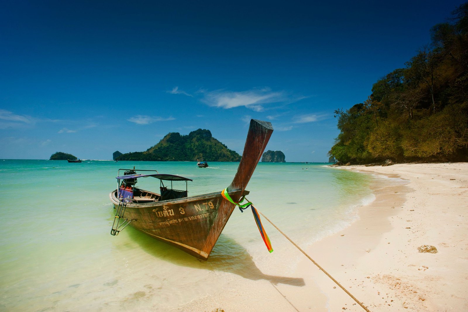 Longtailboot op een strand in Krabi
