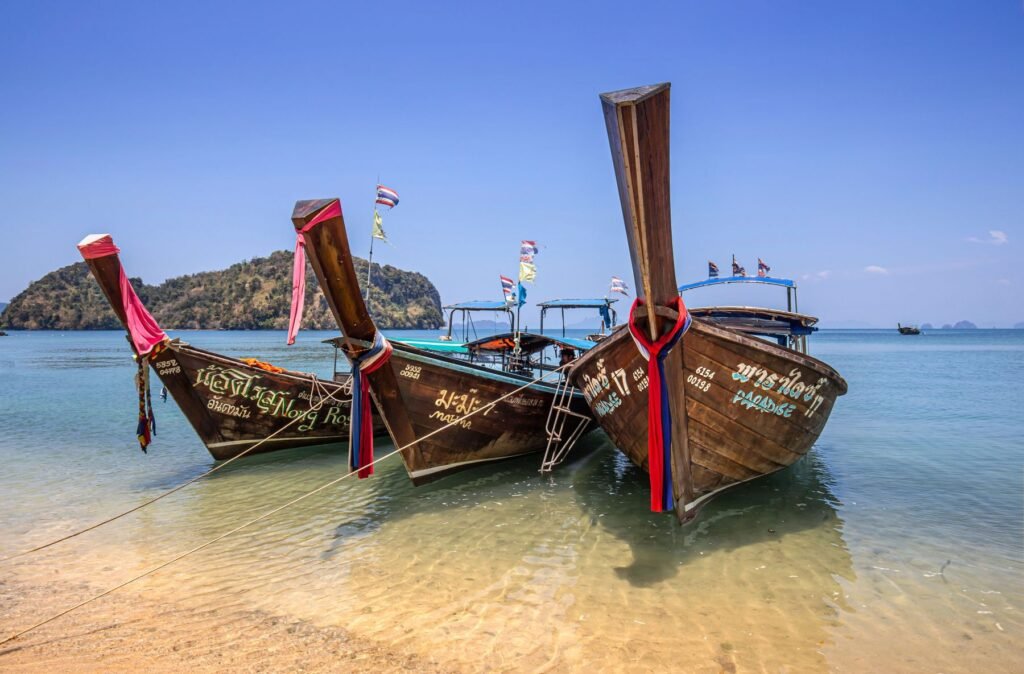 Longtailboten in het ondiepe water bij Krabi