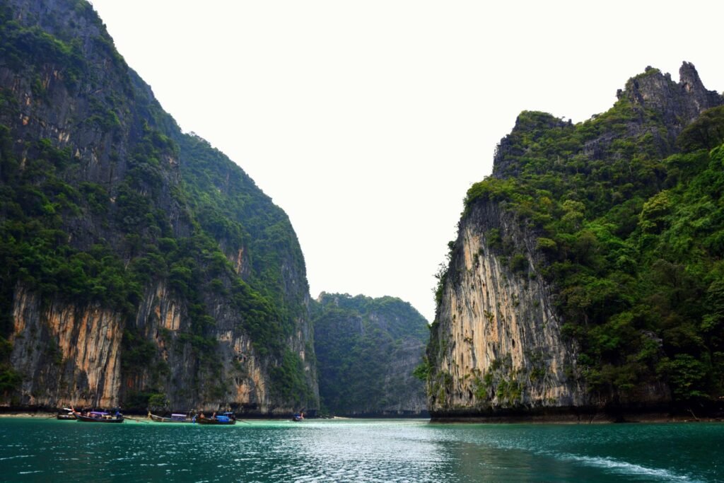 Kalksteenwanden langs het water bij Krabi