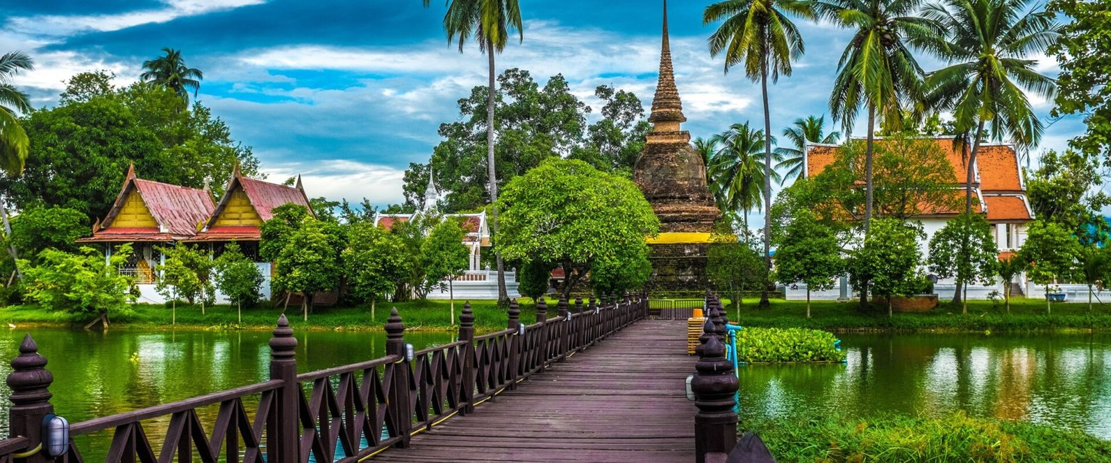 Tempelruïnes van Sukhothai tussen het groen