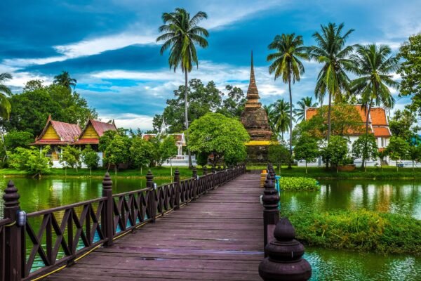 Tempelruïnes van Sukhothai tussen het groen