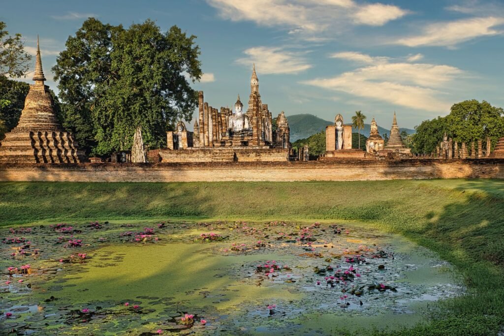 Tempelruïne en lotusvijver in het historische park van Sukhothai
