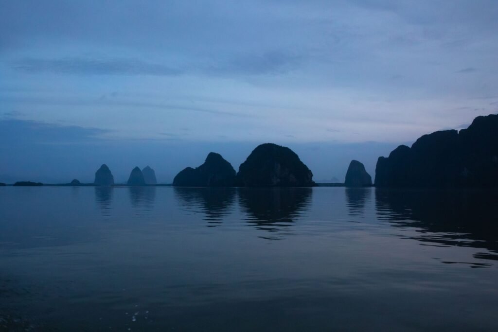 Kalksteenrotsen in de baai van Phang Nga bij schemering