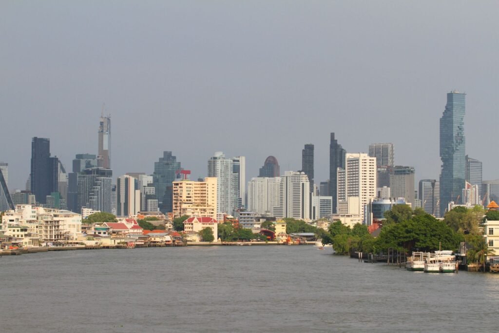 Skyline van Bangkok aan de Chao Phraya-rivier