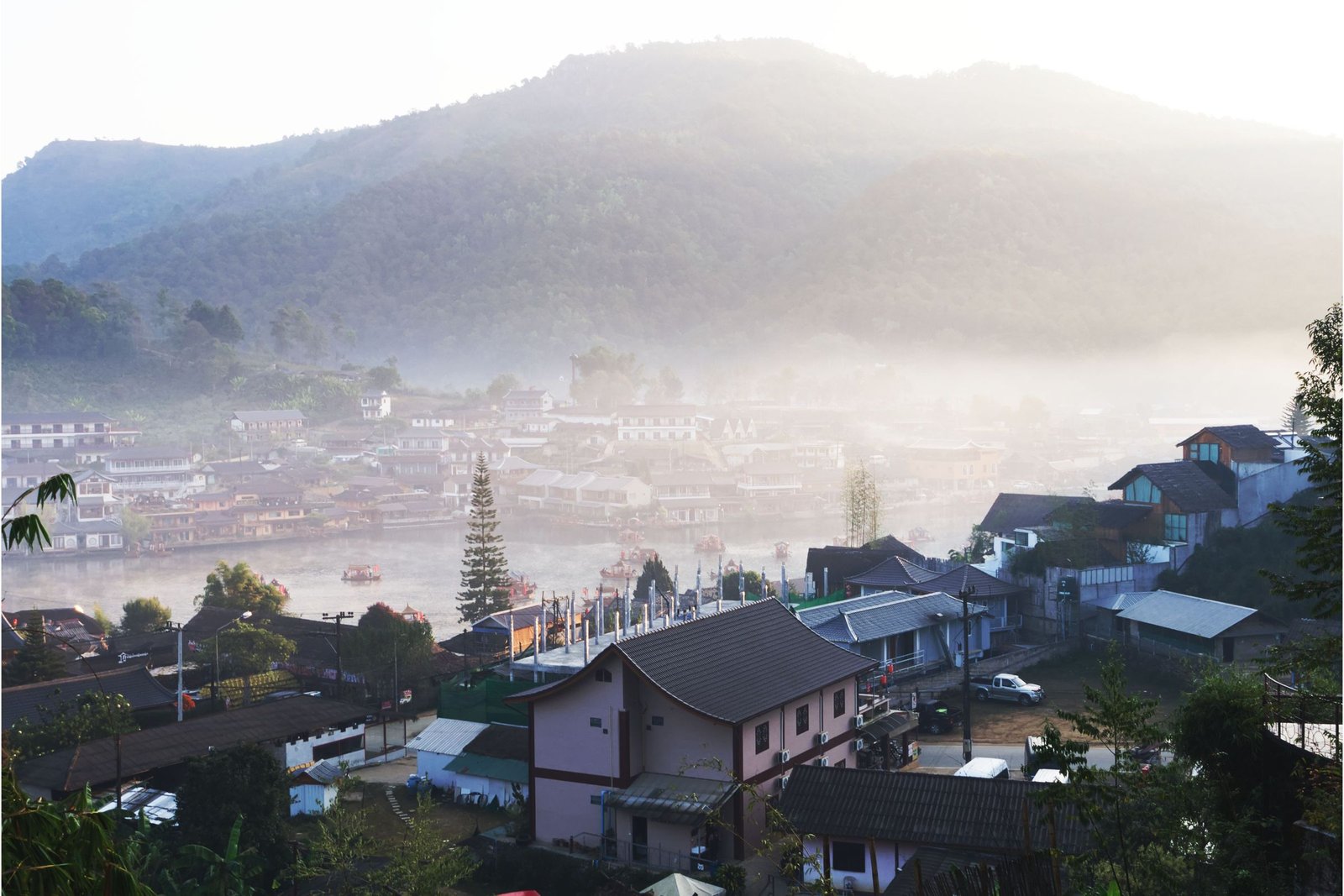 Mistige ochtend boven een dorp in Mae Hong Son