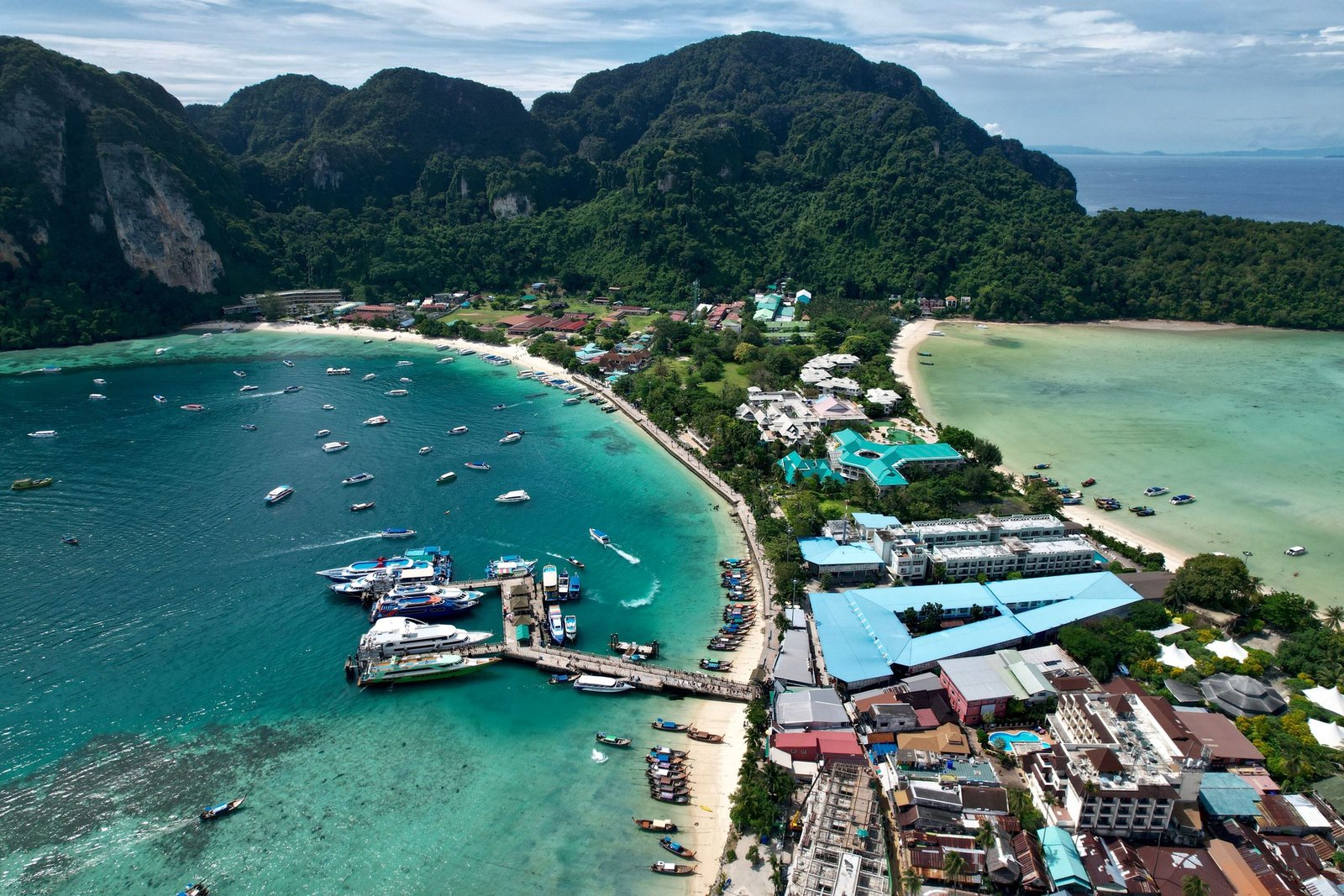 De Tonsai-baai en de landengte van Koh Phi Phi Don