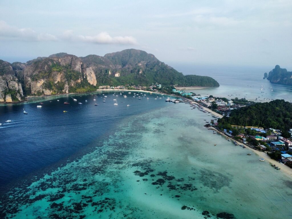 Koh Phi Phi Don en het rif van bovenaf