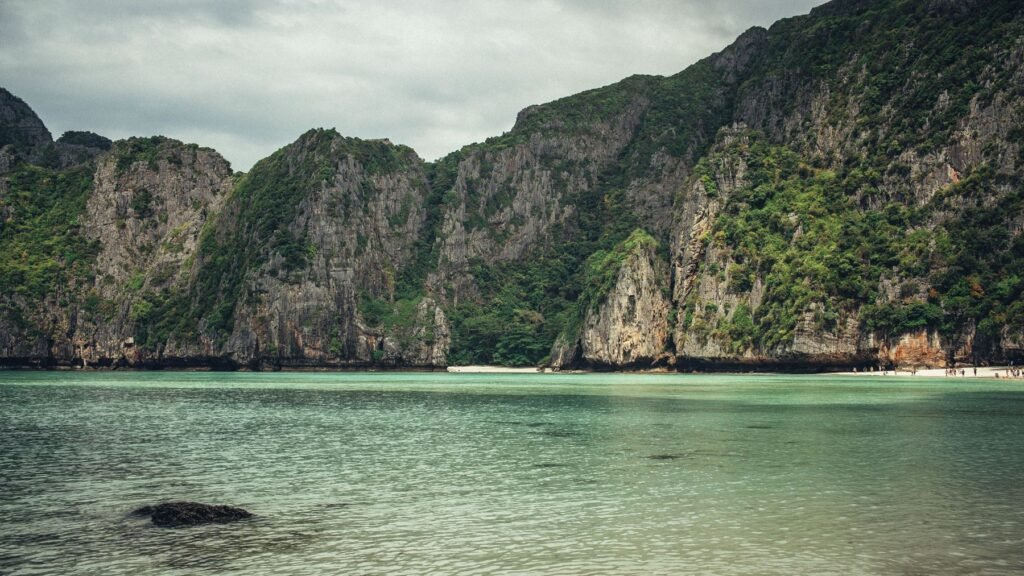 Rotswanden van Koh Phi Phi Leh