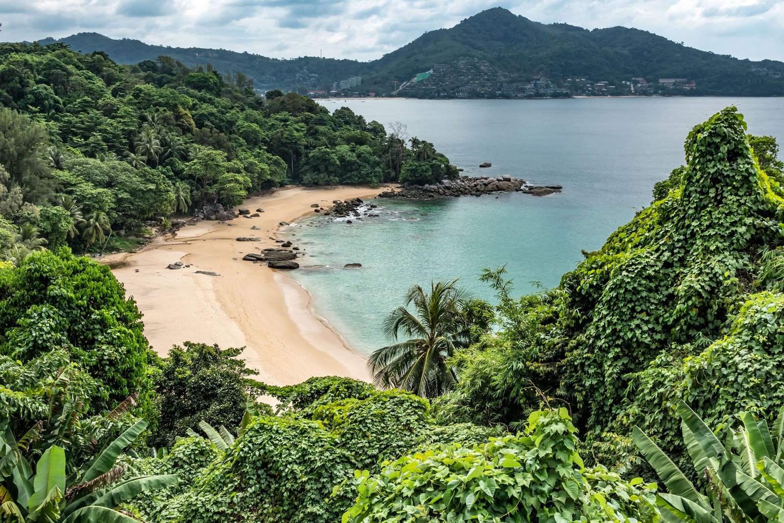 Tropische baai met strand op Phuket