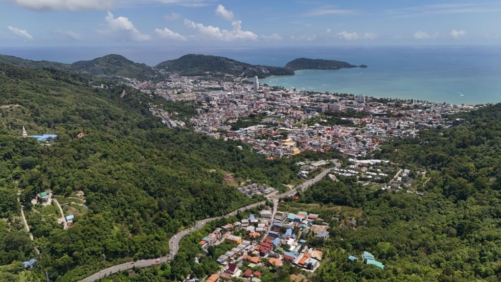Patong Beach en de stad Patong op Phuket