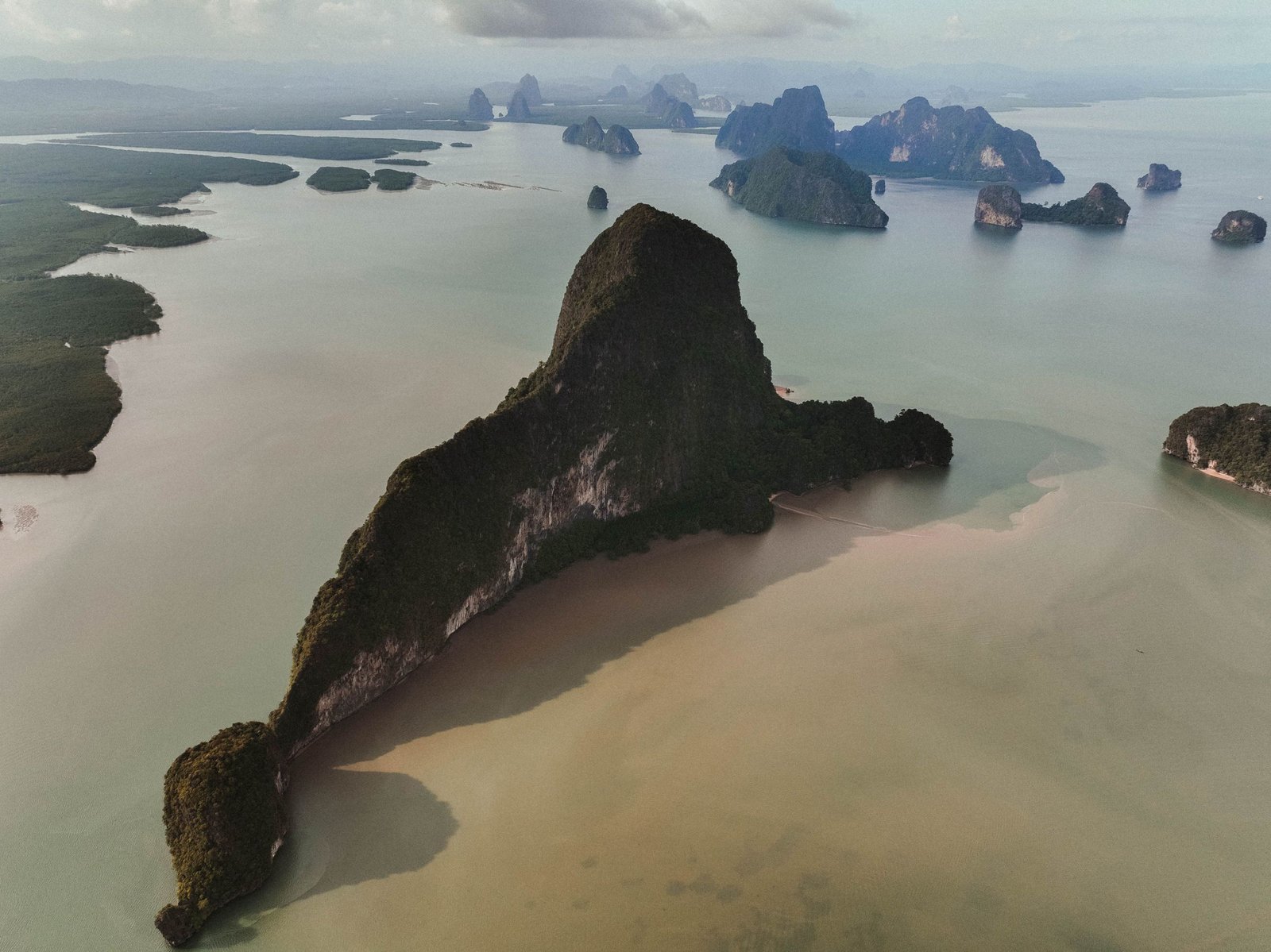 Kalksteenformaties in de baai van Phang Nga