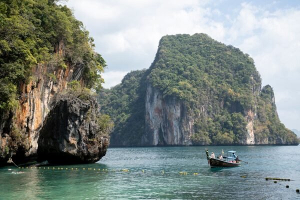 Kalksteenrotsen en een longtailboot bij Krabi