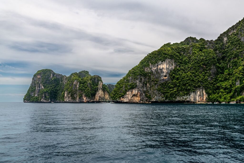 Kalksteenkliffen en groen op Phuket