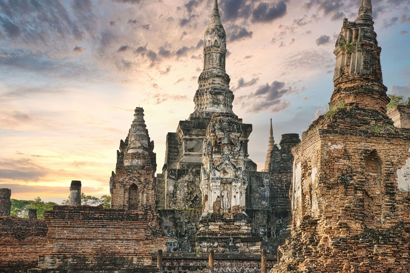 Chedi's van Wat Mahathat bij zonsopkomst