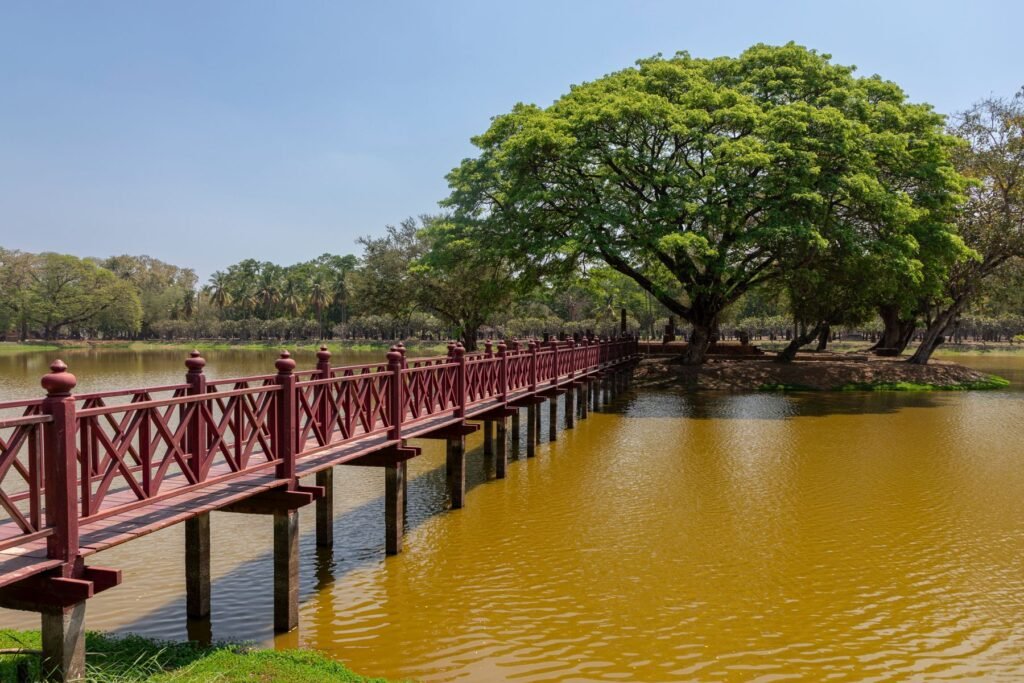 Rode brug over een vijver in Sukhothai