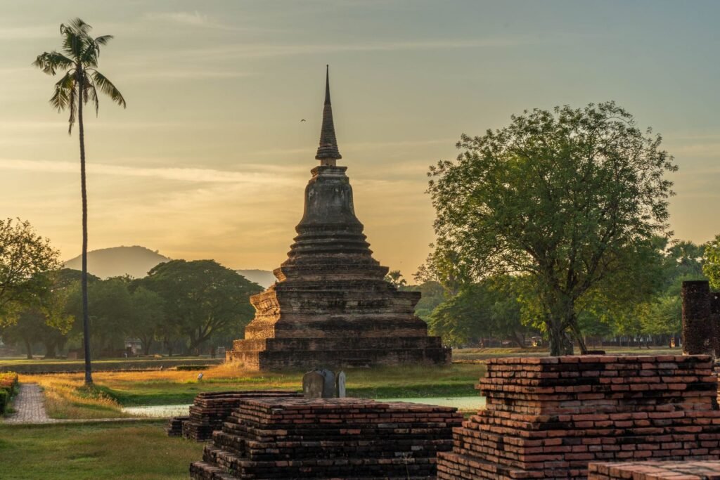 Chedi in het avondlicht in Sukhothai