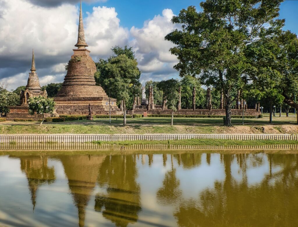 Chedi weerspiegeld in een vijver in Sukhothai