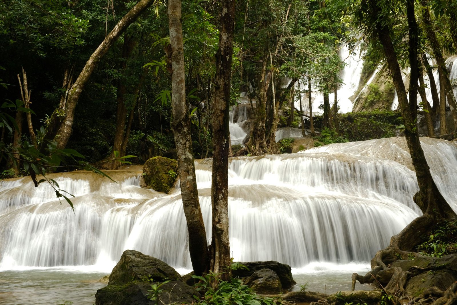 Waterval in het groen bij Kanchanaburi