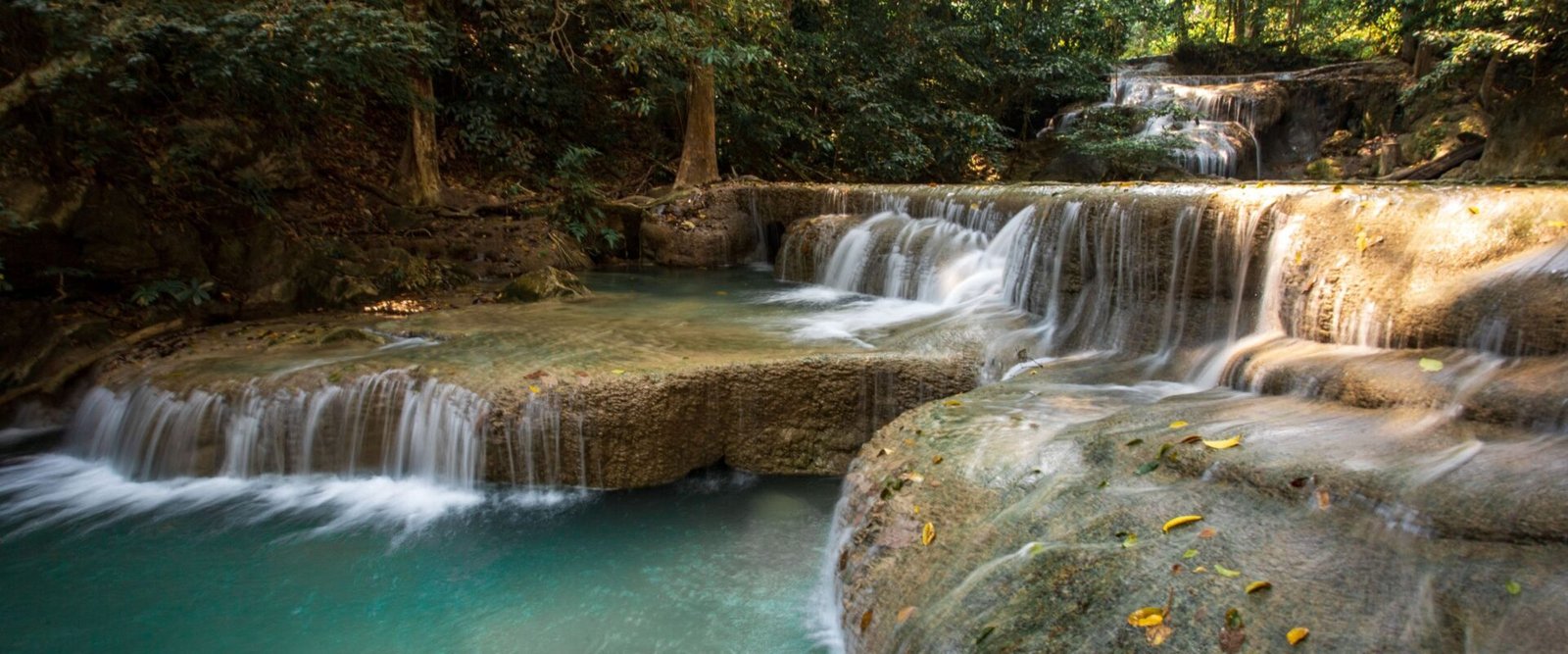Kleine waterval in de provincie Kanchanaburi