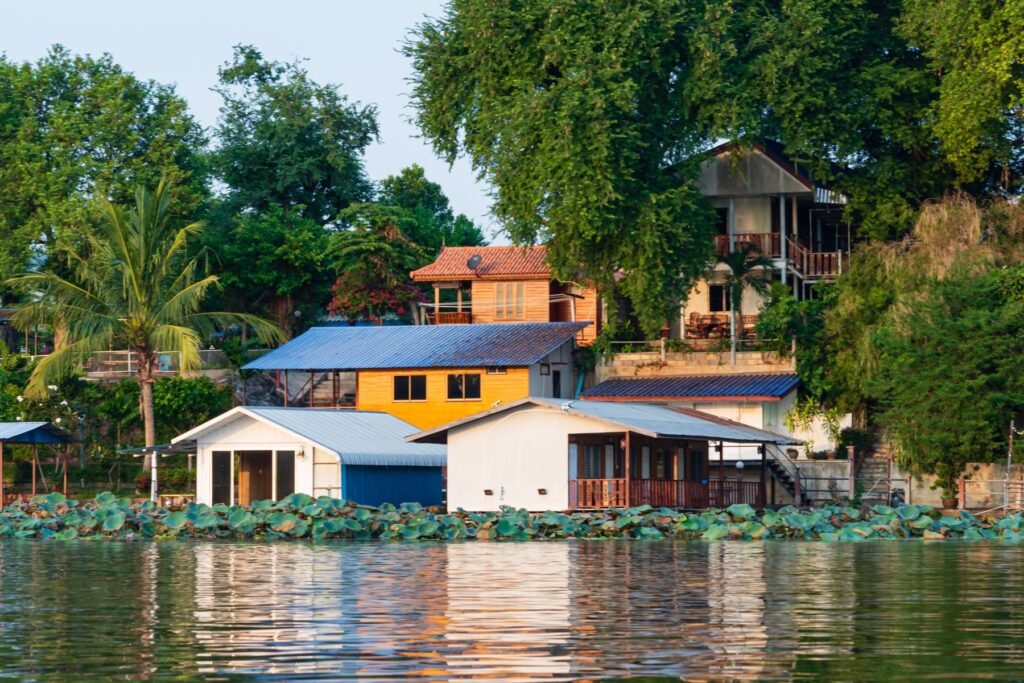 Kleurrijke huizen aan de rivier in Kanchanaburi