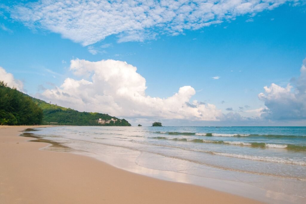 Strand op Phuket met golven