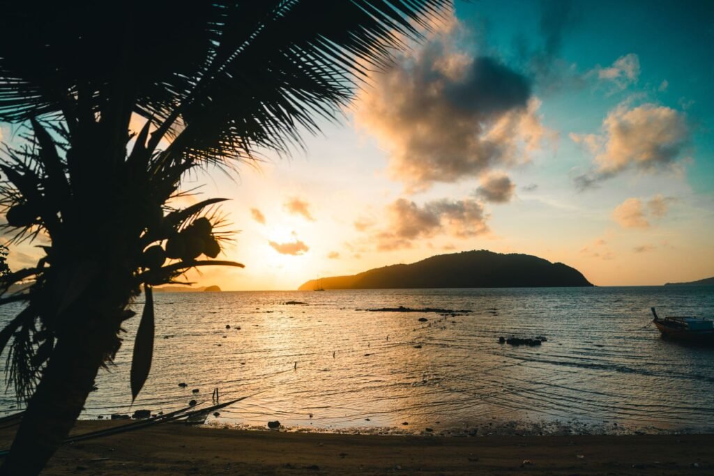 Zonsondergang op een strand op Phuket