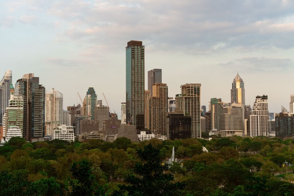 Skyline van Bangkok boven het groen