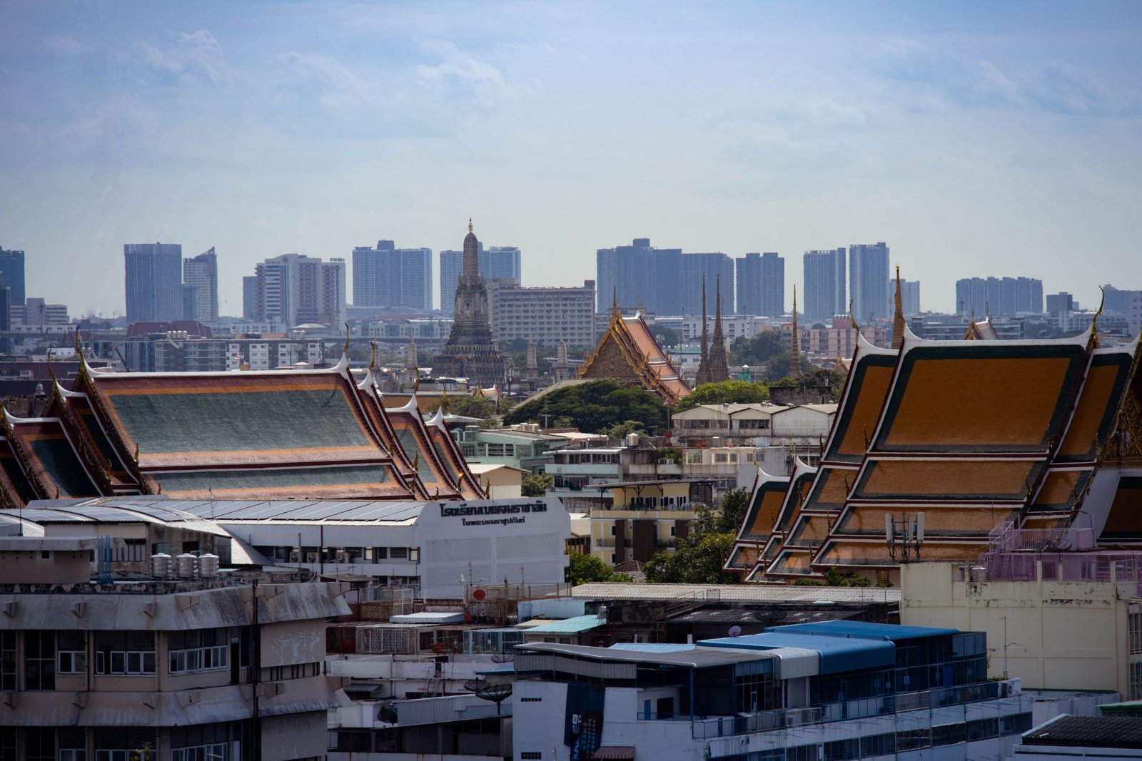 Uitzicht over de daken en wolkenkrabbers van Bangkok