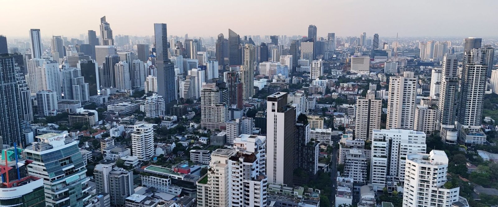 Skyline van Bangkok in de schemering