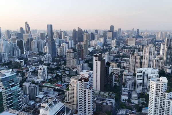 Skyline van Bangkok in de schemering