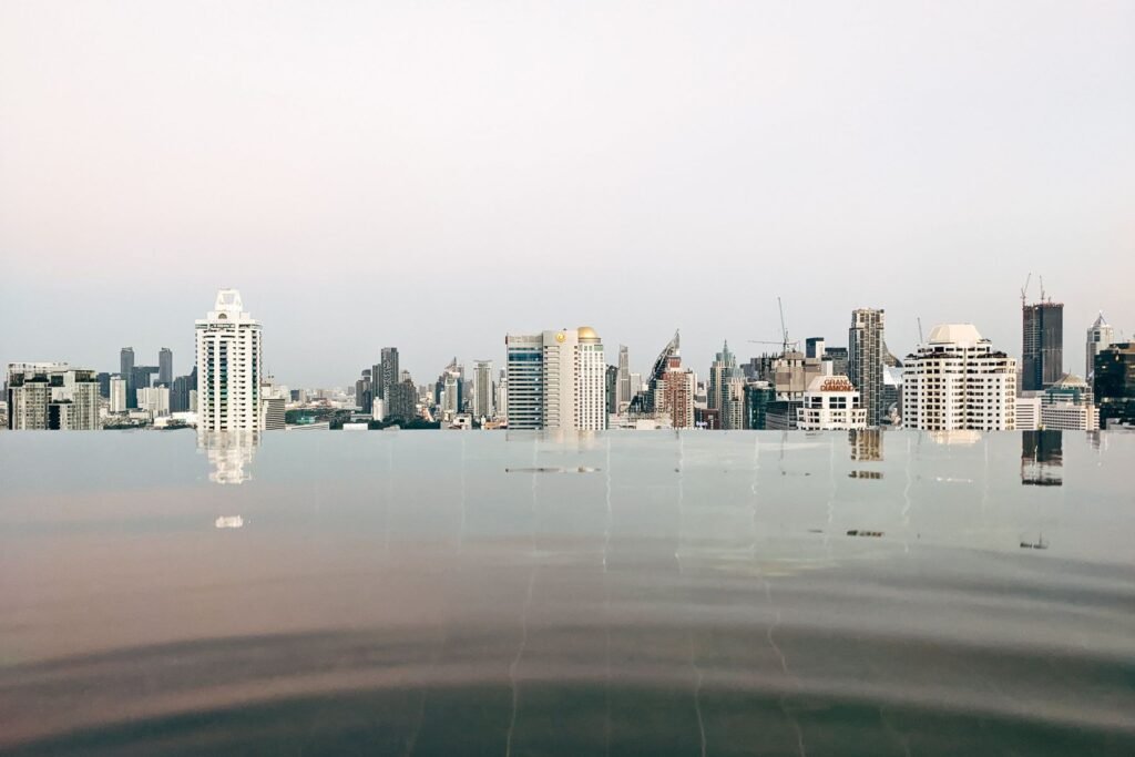 Zwembad met uitzicht op de skyline van Bangkok