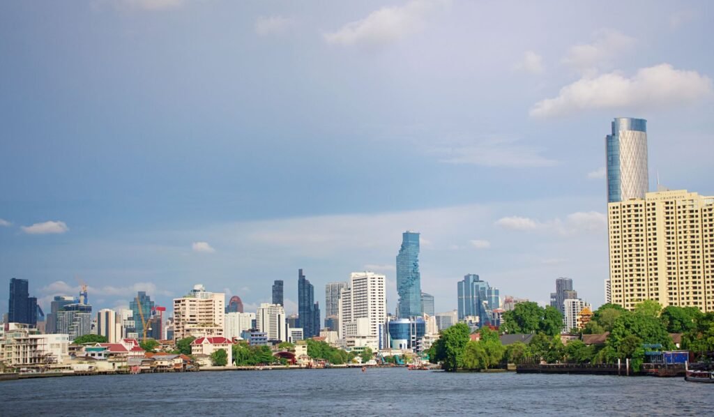 Skyline van Bangkok aan de rivier